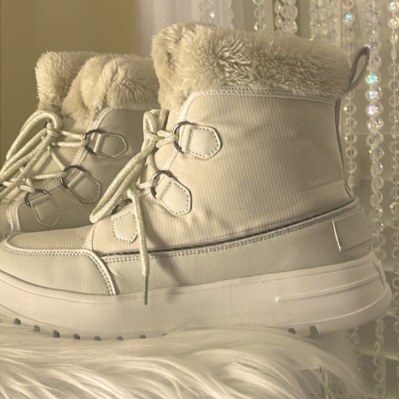 White & Cream Colored Winter Boots ⛄️🎿 - Picture 3 of 9